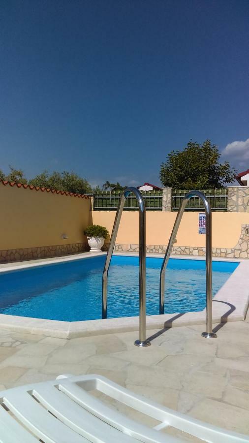 Holiday Home "Mala Kuca " With Heated Pool Pula Eksteriør billede