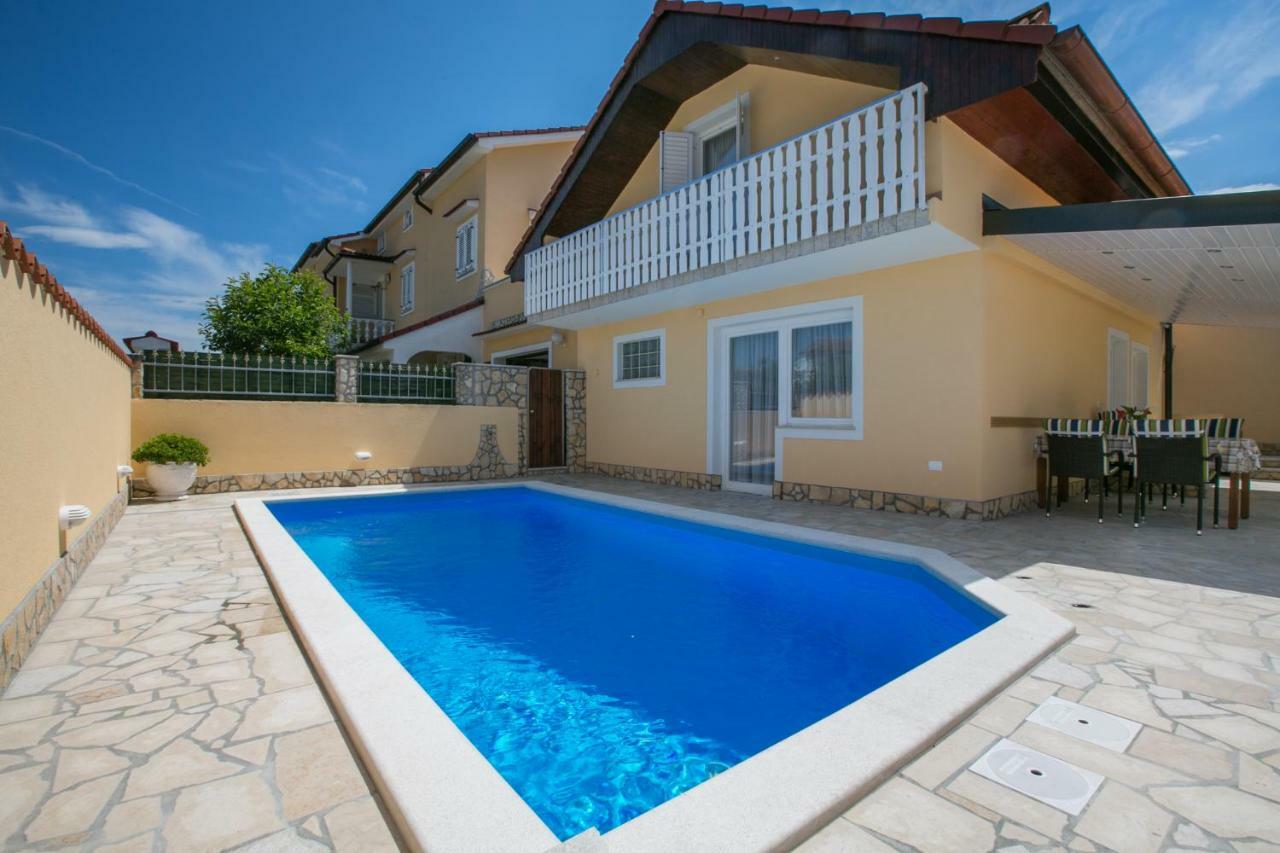 Holiday Home "Mala Kuca " With Heated Pool Pula Eksteriør billede